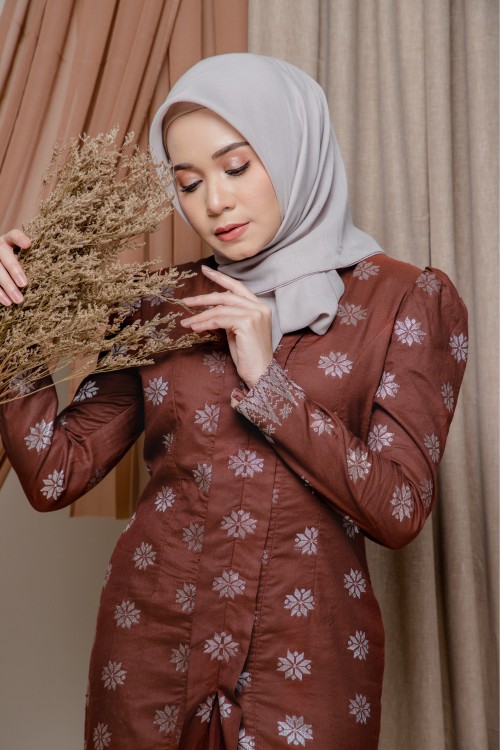 KEBAYA SARI BROWN