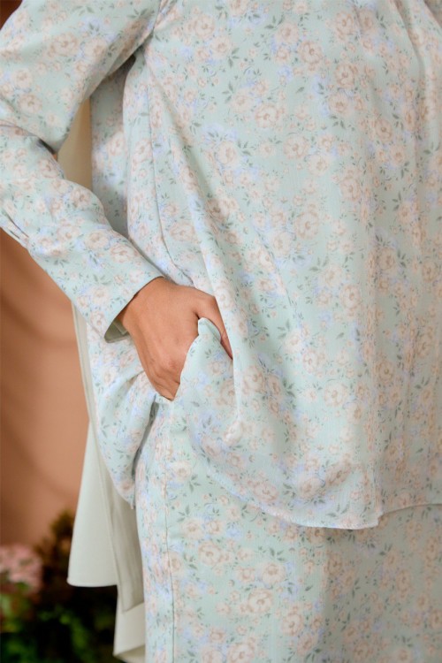 KURUNG LAURA SAGE KISS