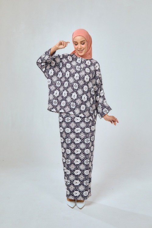 KURUNG ARIA MIDNIGHT LACE
